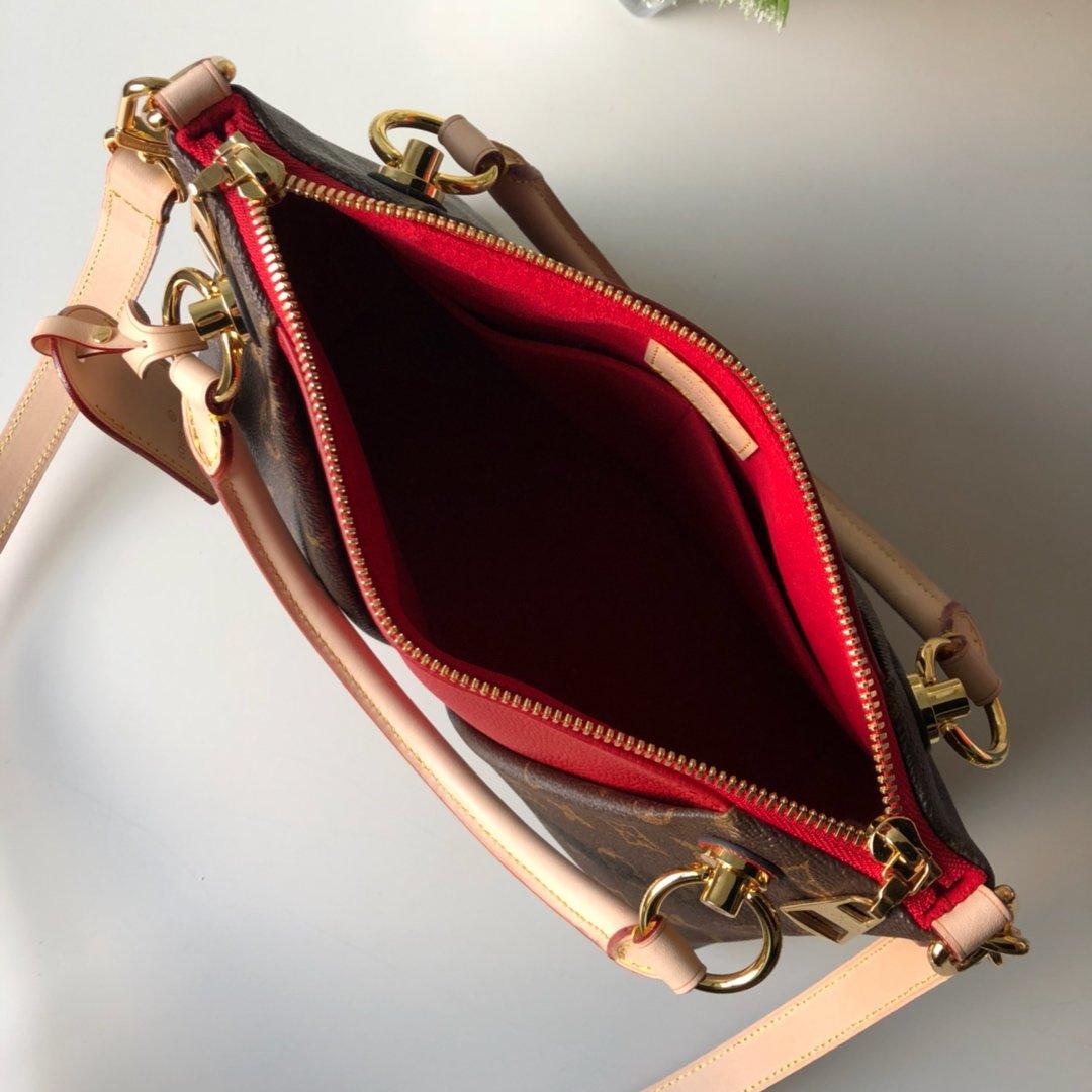 Louis Vuitton V Tote MM