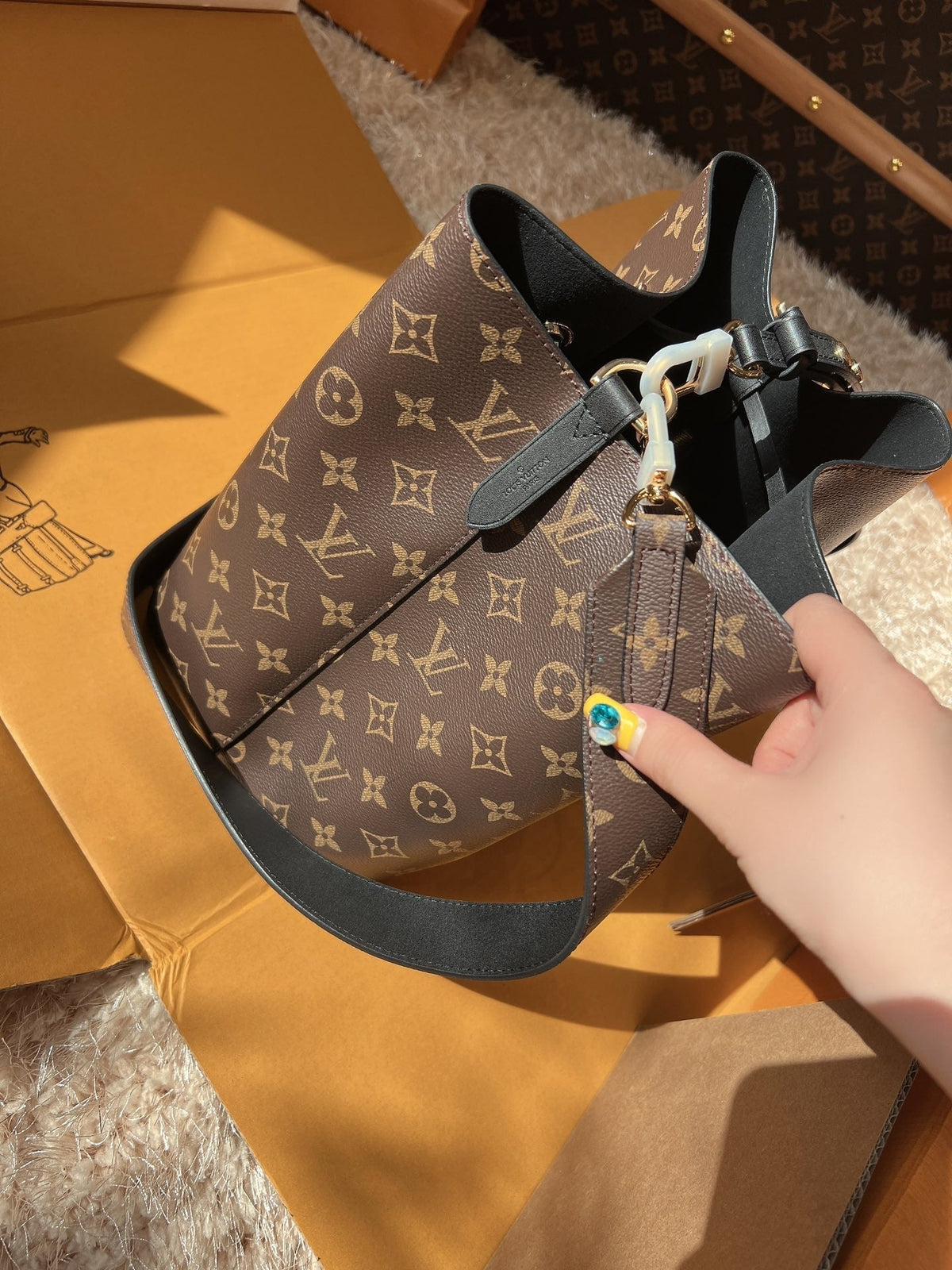 LV Neonoé Monogram Canvas Bucket Shoulder Bag with Leather Trim and Adjustable Strap 26 cm
