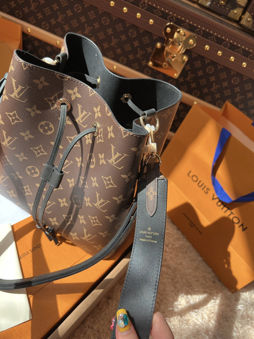 LV Neonoé Monogram Canvas Bucket Shoulder Bag with Leather Trim and Adjustable Strap 26 cm