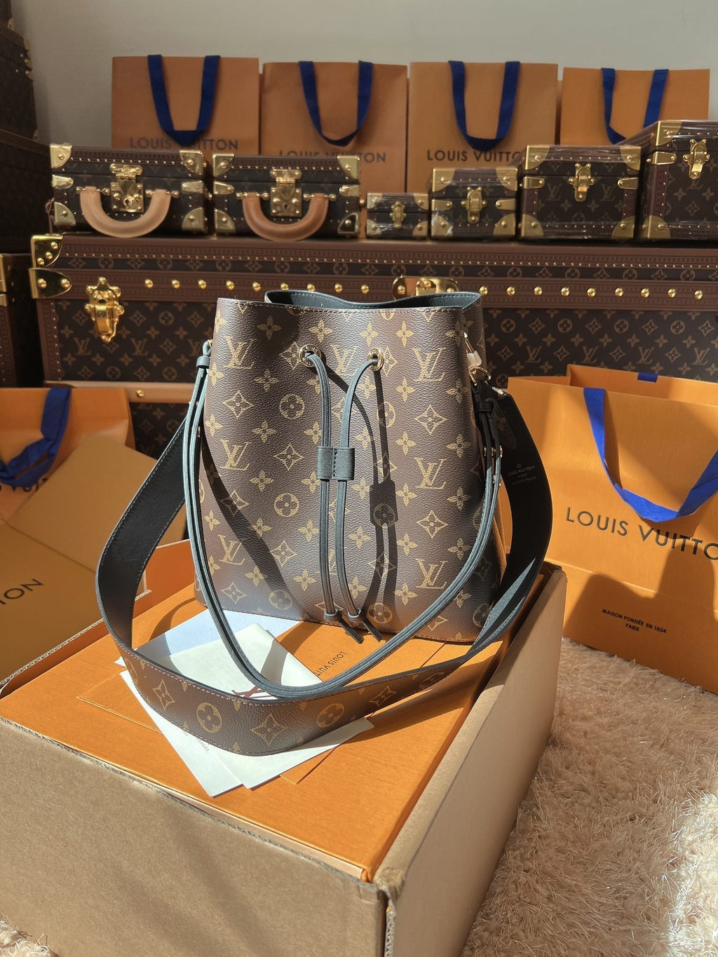 LV Neonoé Monogram Canvas Bucket Shoulder Bag with Leather Trim and Adjustable Strap 26 cm