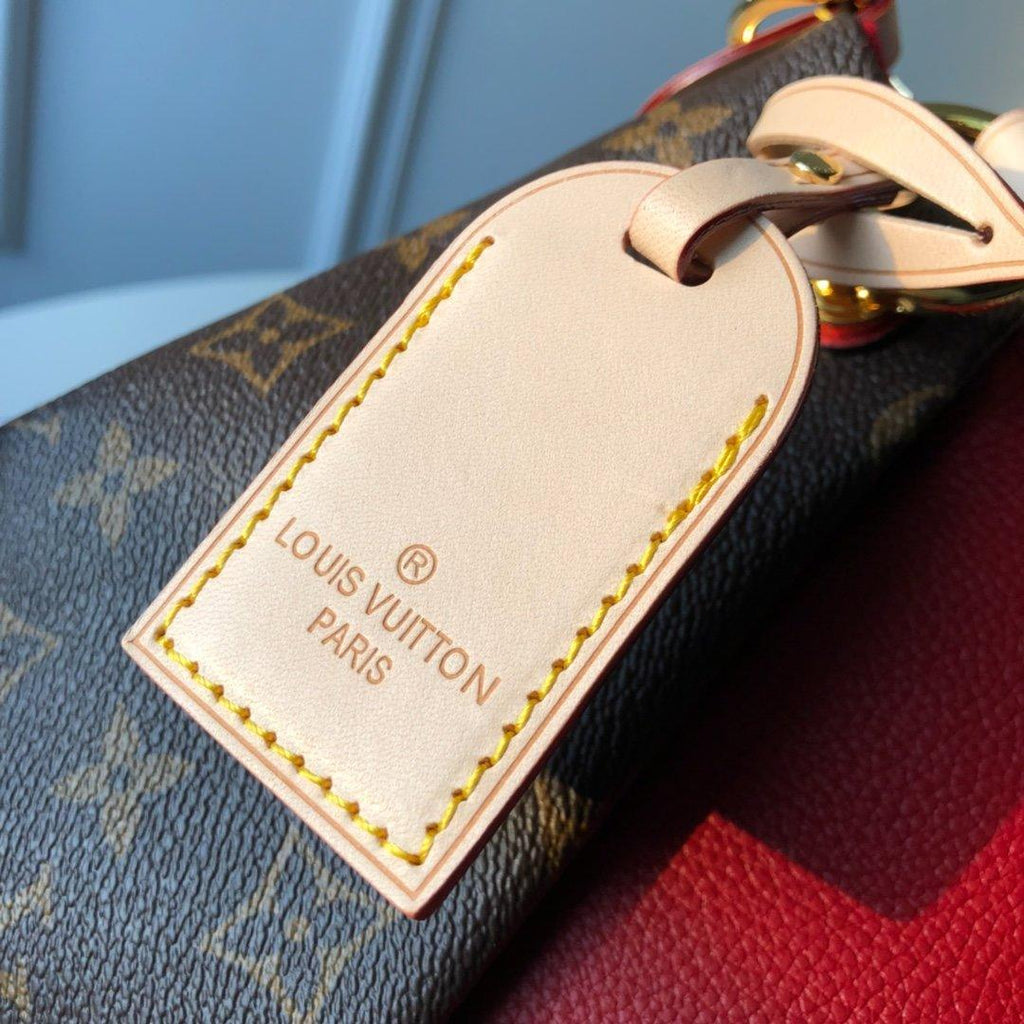 Louis Vuitton V Tote MM