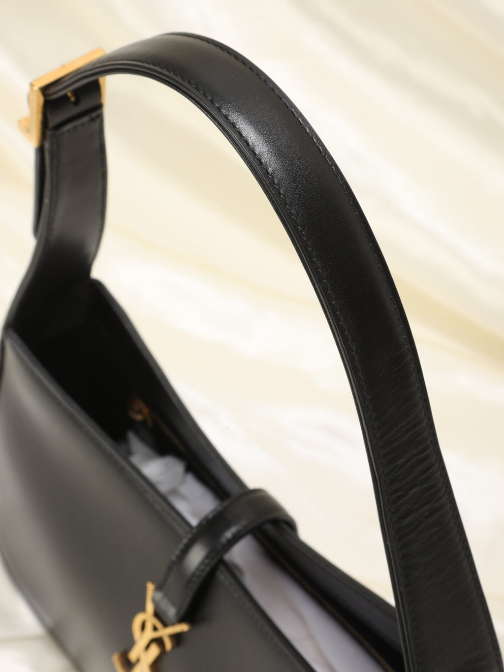 Saint Laurent Le 5 a 7 Hobo Bag in Patent Leather - Black - Women