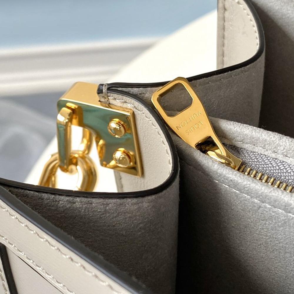 LV Dauphine MM Handbag