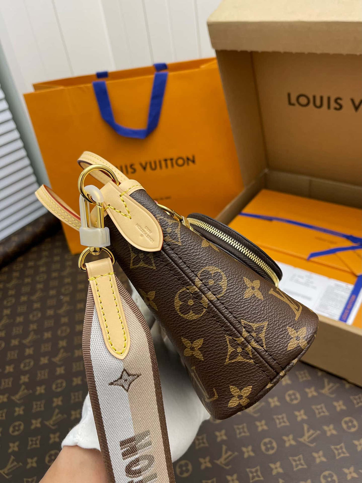 LV Neverfull MM Monogram Canvas Tote Shoulder Bag with Leather Trim and Pouch - Brown